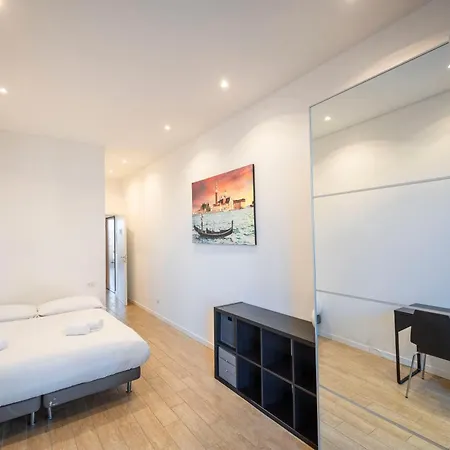 Magnifico Con Doppio Terrazzo ميلان